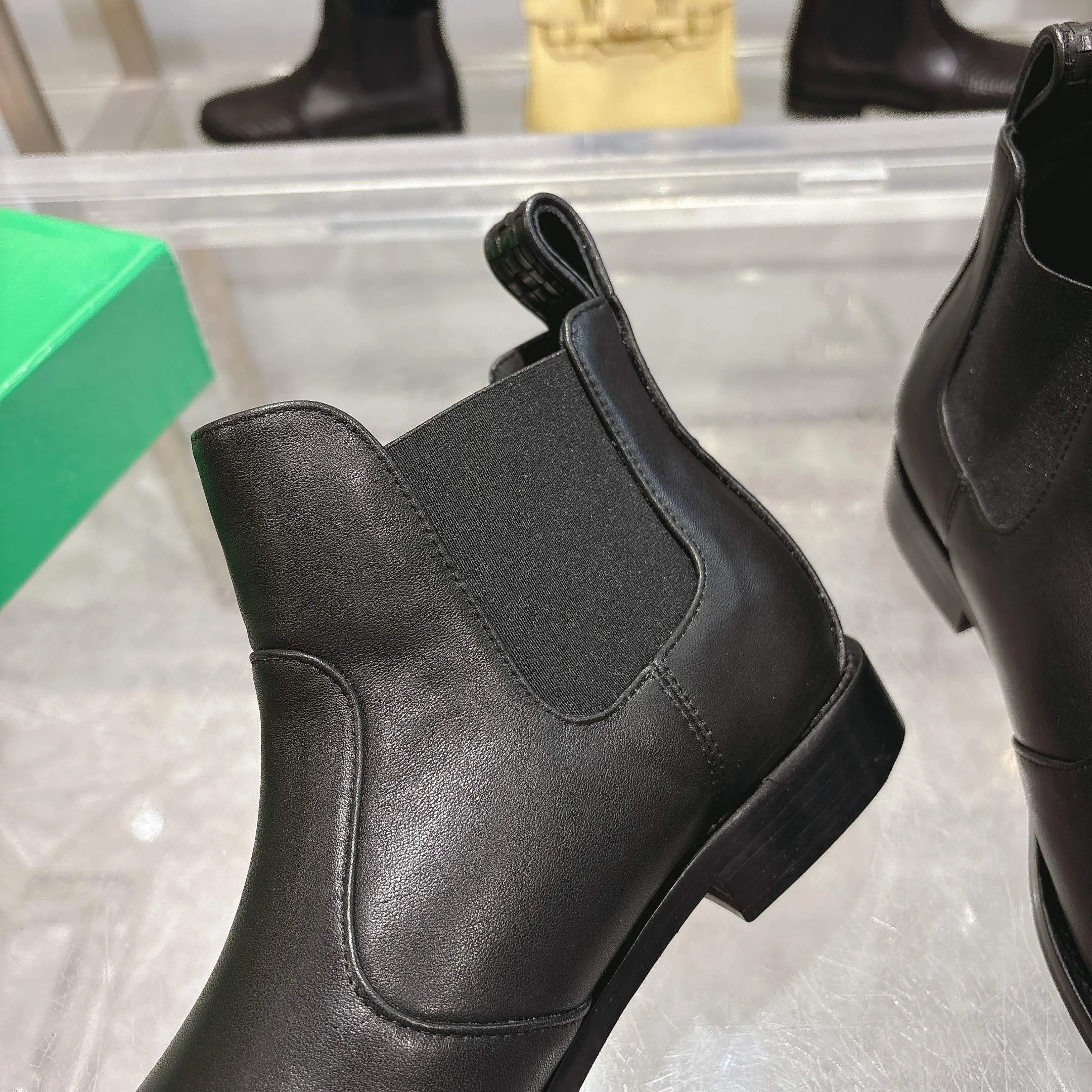 [BV] Top P:980💰Size for couples: Female 35-39 Male 39--44 (Female 40. Male 38.45.46.47 customization is not returnable) [Note‼ ️] Add 💰 to size 46, add 20💰 to size 47, Bottega Veneta 2025 autumn and winter counter synchronized style Bottega Veneta small round toe short boots, high mercerized cow velvet, solid color cow lining! Leather outsole! A one-to-one replica of the original! Fine workmanship! quality assurance!
